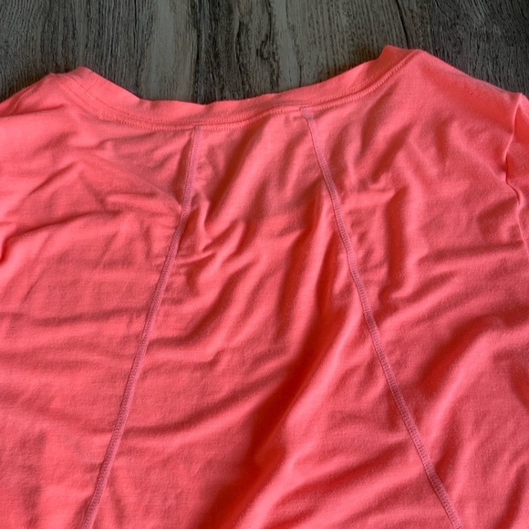 GapFit Women’s Bright Coral Long Sleeve Tee with thumb holes, size medium - Picture 8 of 8